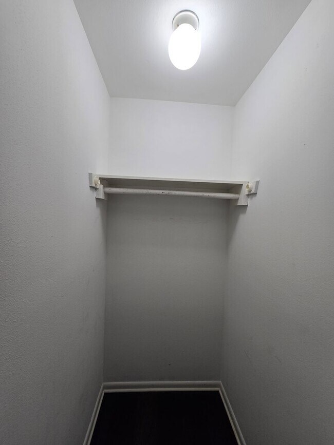 Building Photo - 3103 Eisenhauer Rd