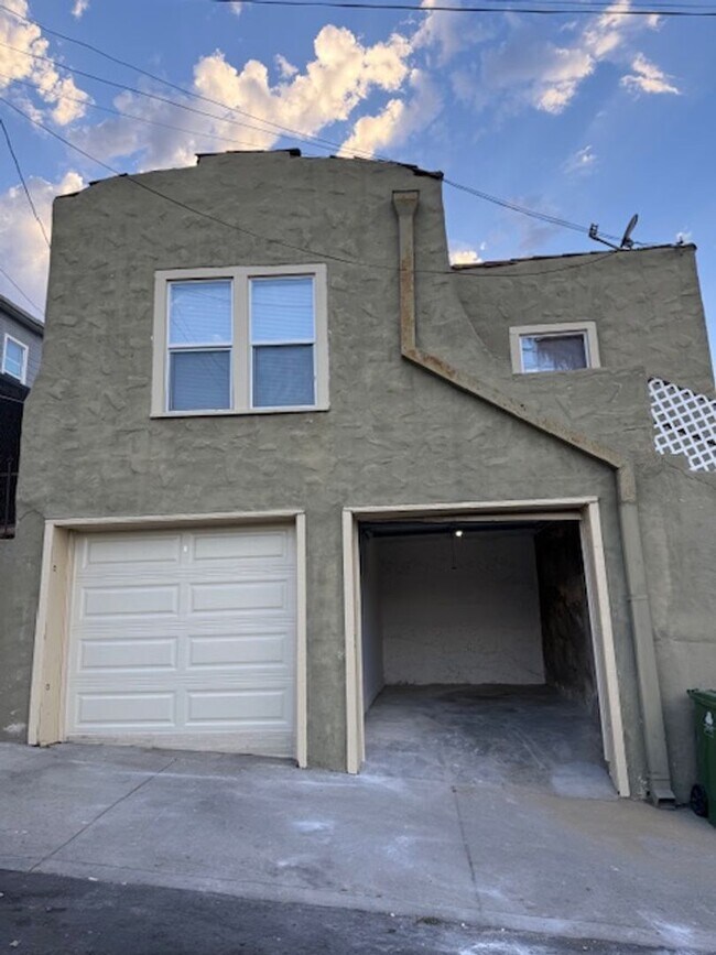 Building Photo - 2+1 w/all appliances + garage in central L...