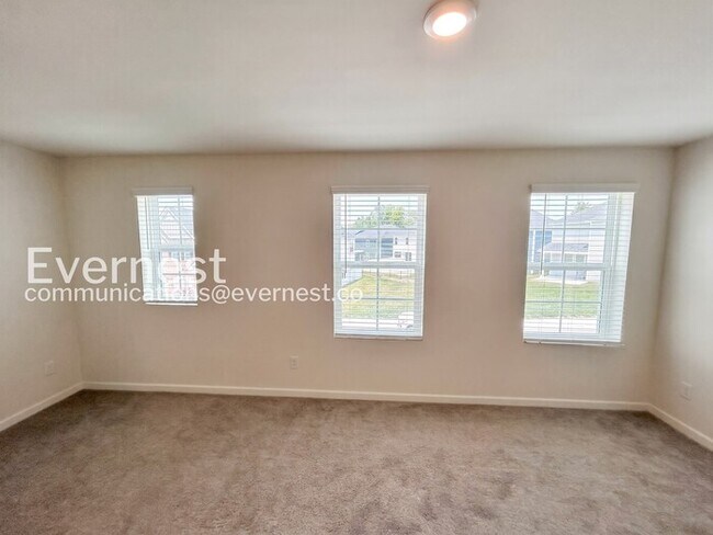 Building Photo - 3 Bed/2.5 Bath Townhome with Garage / Pet-Friendly / Available Now!