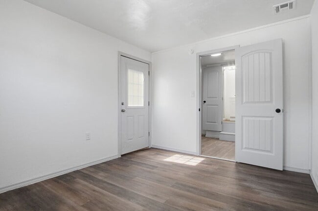 Building Photo - 549 E Ercoupe Dr