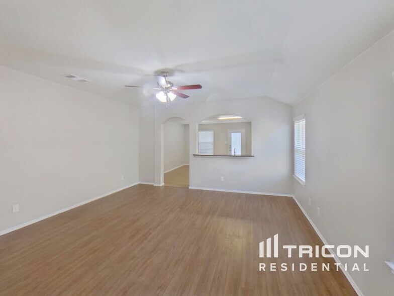 Building Photo - 1112 Roman Dr