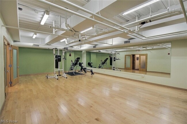 Building Photo - 701 W Lakeside Ave