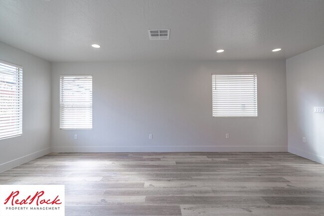 Building Photo - Spacious 4 Bedroom Home Near Hiking Trails
