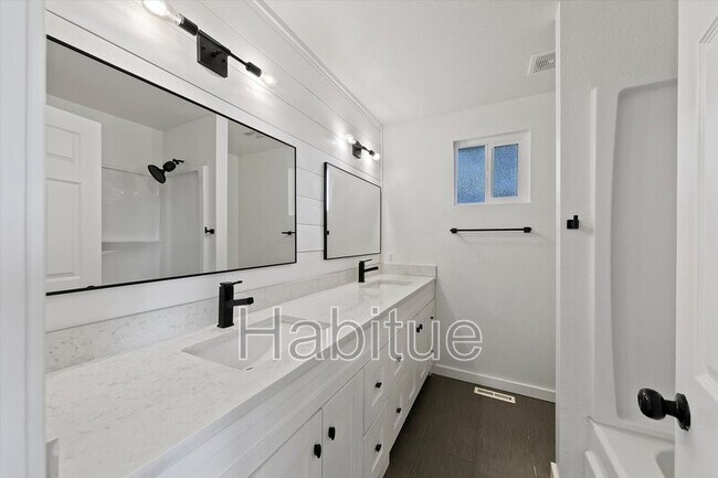 Building Photo - 2041 E Oakridge Ct