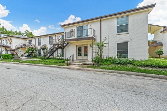 Building Photo - 4002 Ridglea Country Club Dr