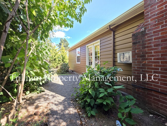 Building Photo - 5114 SE 51st Ave