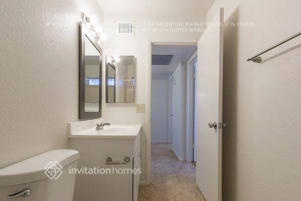 Building Photo - 1129 E Hampton Cir