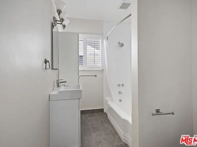 Building Photo - 908 Venezia Ave