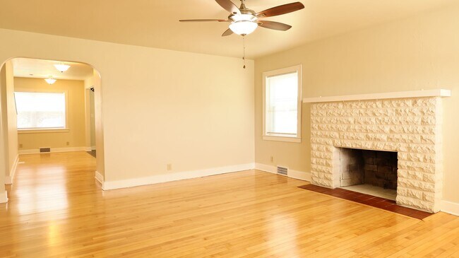 Building Photo - Newly renovated 4 bed 2 bath home
