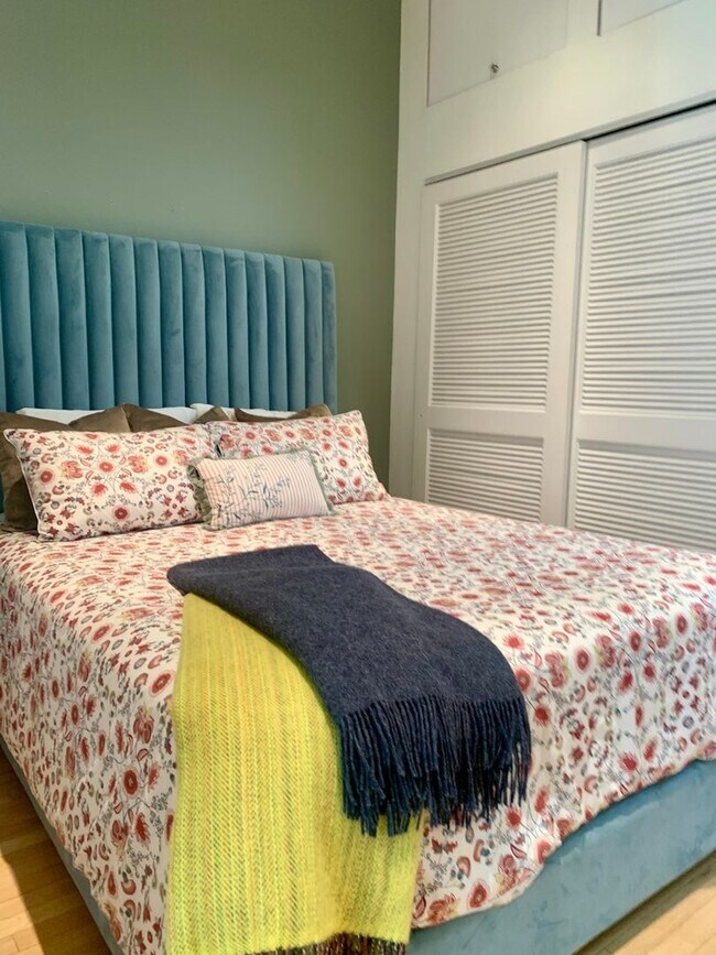 Building Photo - Spacious 3BR Condo in prime Lincoln Park l...