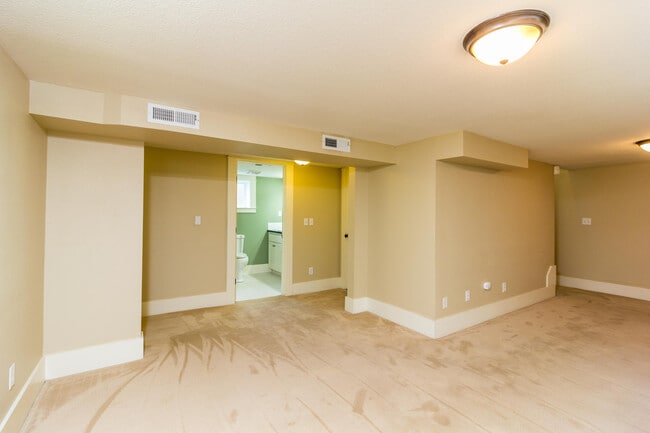 Building Photo - Updated and Fresh 3  Bedroom 2 Bath in Des...