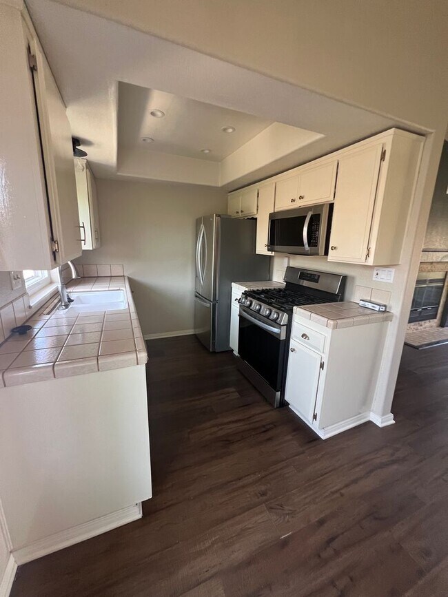 Building Photo - Lovely Condo bordering North Park & South ...