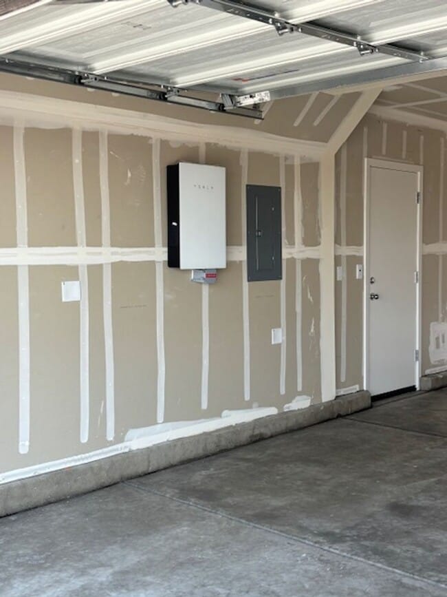 Building Photo - Brand new DR Horton Solar Smart Home