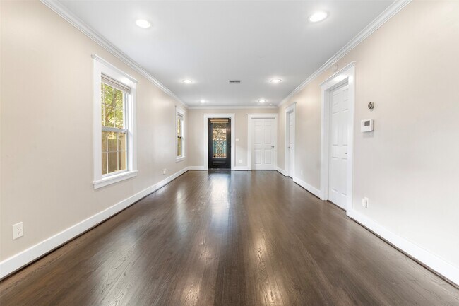 Building Photo - 814 E 23rd St