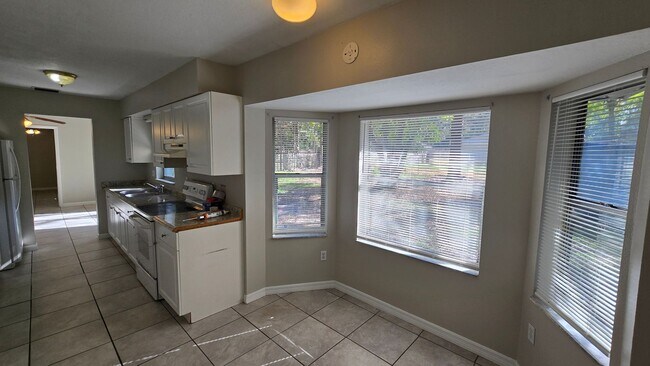 Building Photo - 3 Bed, 2 Bath, 1 Car garage.