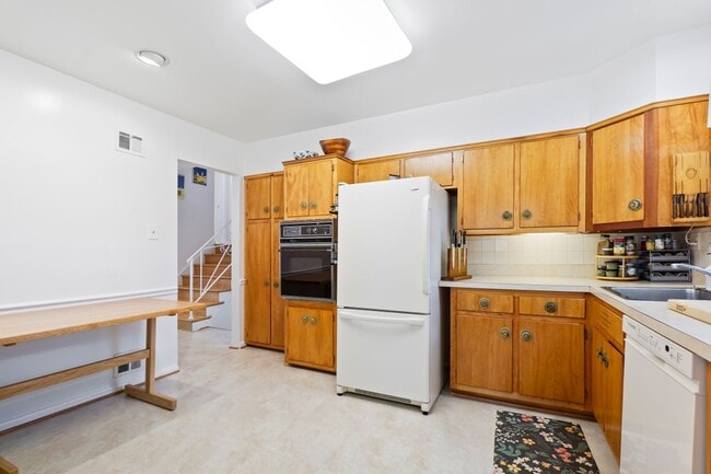 Building Photo - Spacious Split Level on Sundale Stone's Th...