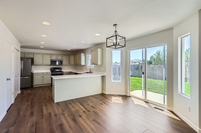 Building Photo - Gorgeous 4 Bed 2.5 Bath Home in Wolf Creek!