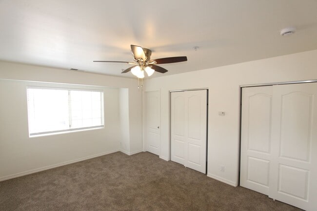 Building Photo - $500 Move-In Special | Spacious End-Unit Townhome in Village at Elk Run