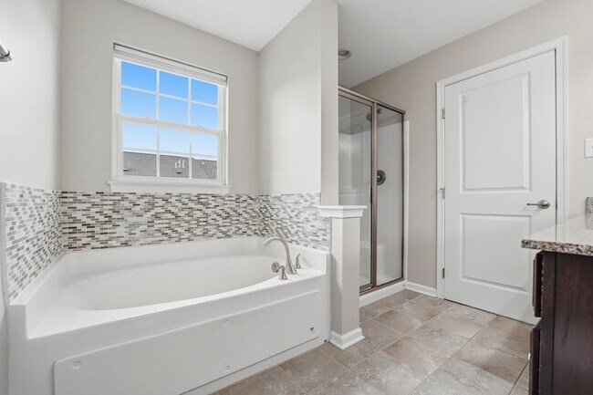Building Photo - 2305 Pointe View Dr