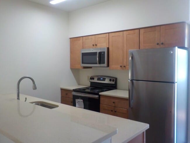 Building Photo - 3 Bedroom, 3 1/2 Bathroom Townhouse on Easterly Parkway