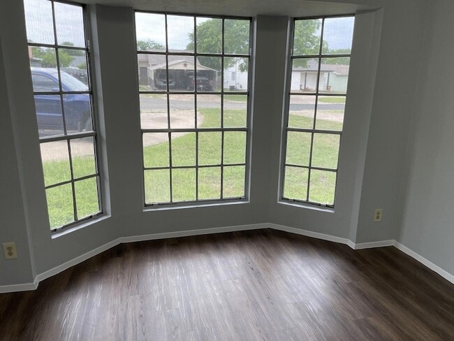 Building Photo - 305 Hickok Ct