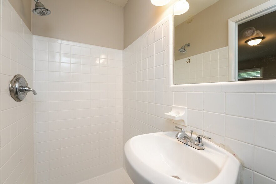 Building Photo - 1228 Weston Dr