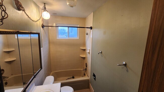 Building Photo - 3 Bed 1 Bath Home with Garage