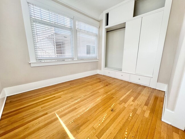 Building Photo - Sun-Drenched Top Floor 3BD in the Heart of Belmont Heights | Garage Included