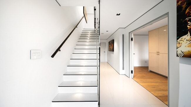 Building Photo - 1623 Viewmont Dr