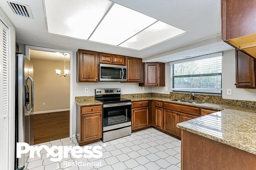Building Photo - 15715 Country Lake Dr