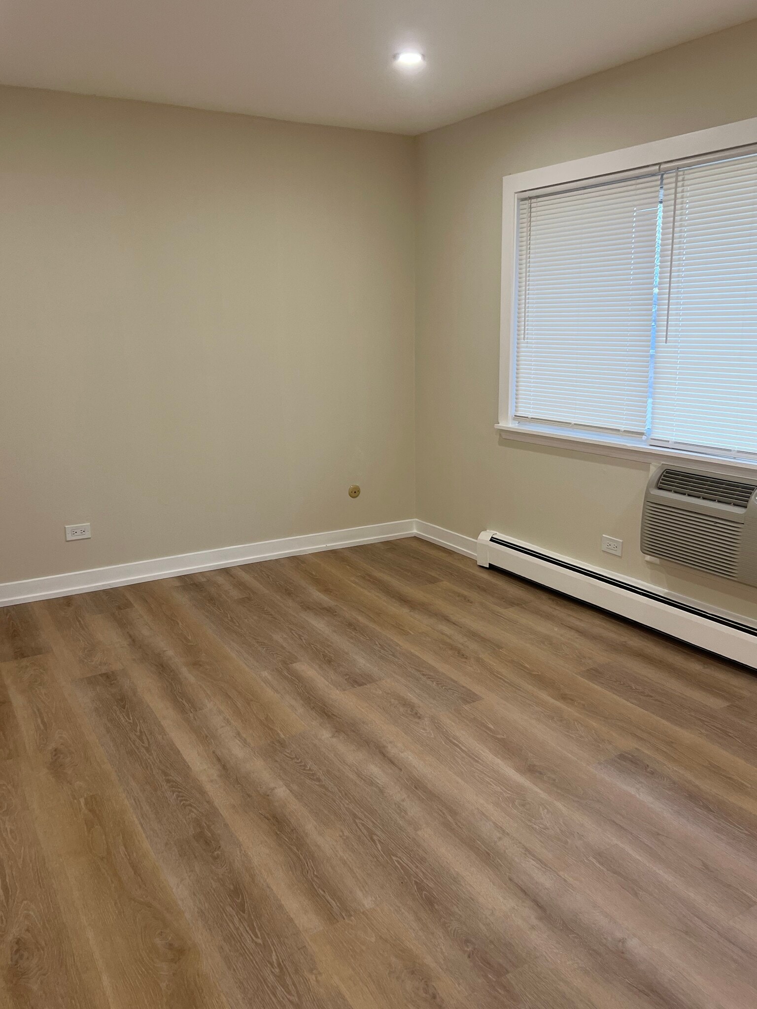 Master bedroom - 10381 Dearlove Rd