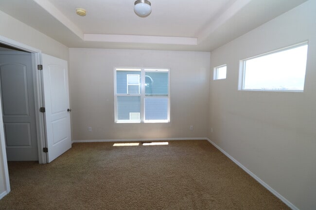 Building Photo - 3bdrm 3bath home with 2 car garage