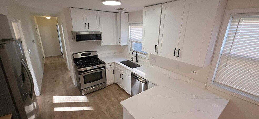Building Photo - 445 W 37th St