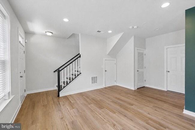 Building Photo - 283 Willis St
