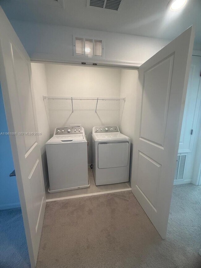 Building Photo - 2025 Viewfinder St