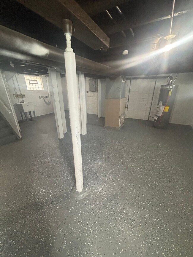 Building Photo - 4bd/1.5b Single Section 8/Cash Pay