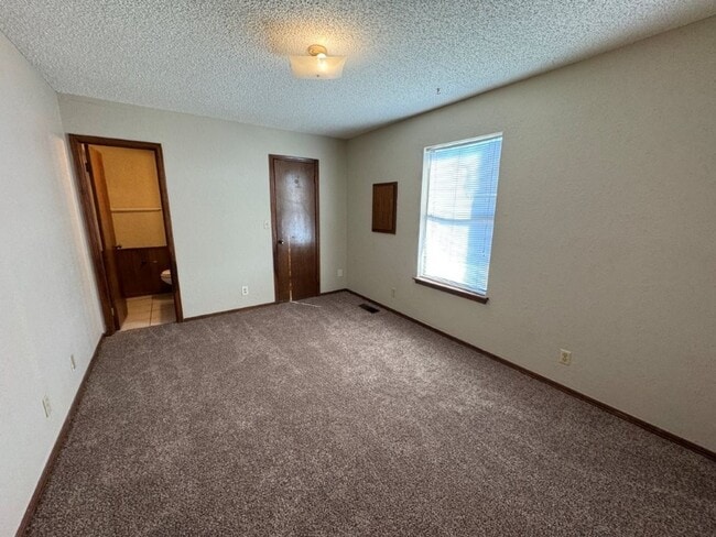 Building Photo - 3 bed, 2 bath and a 2 car garage duplex for rent in Moore near 12th Street and I-35!