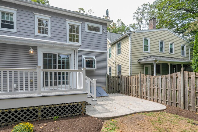 Building Photo - 35 Maple St