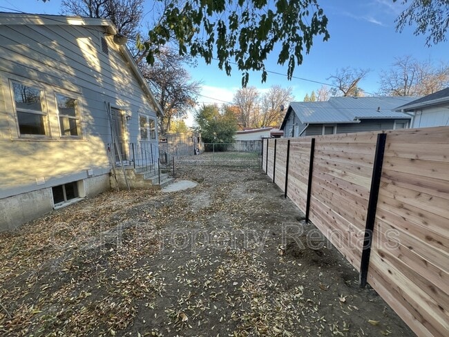 Building Photo - 631 Miles Ave