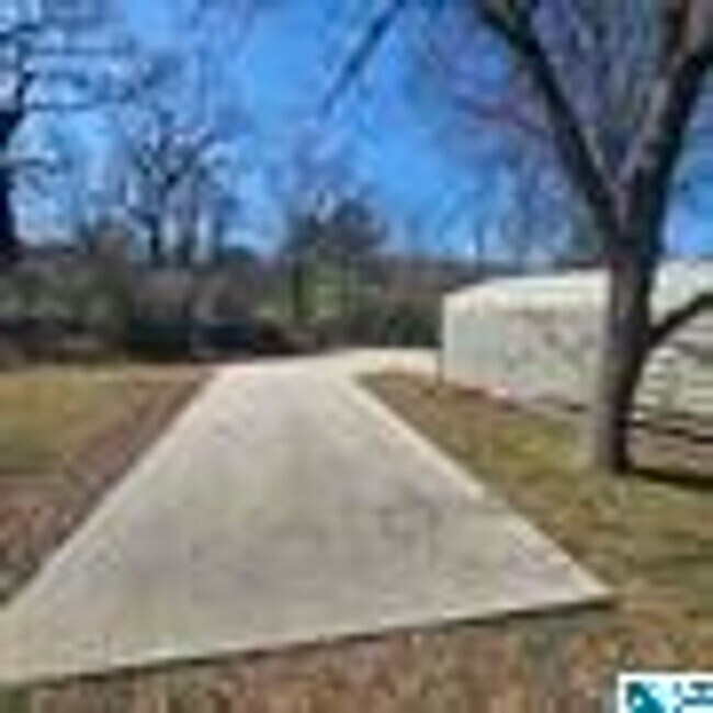 Building Photo - Charming 4 Bedroom, 1 Bathroom house