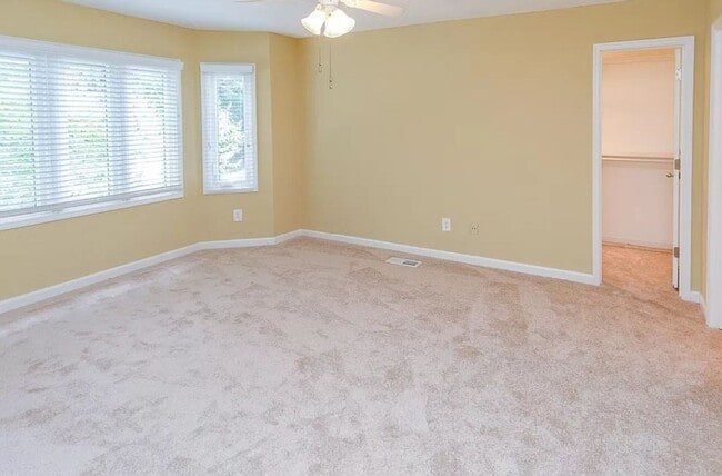 Building Photo - 2 Bed/ 2.5 Bath Townhouse