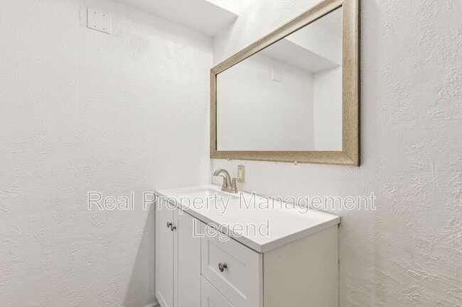 Building Photo - 8236 El Retiro Rd