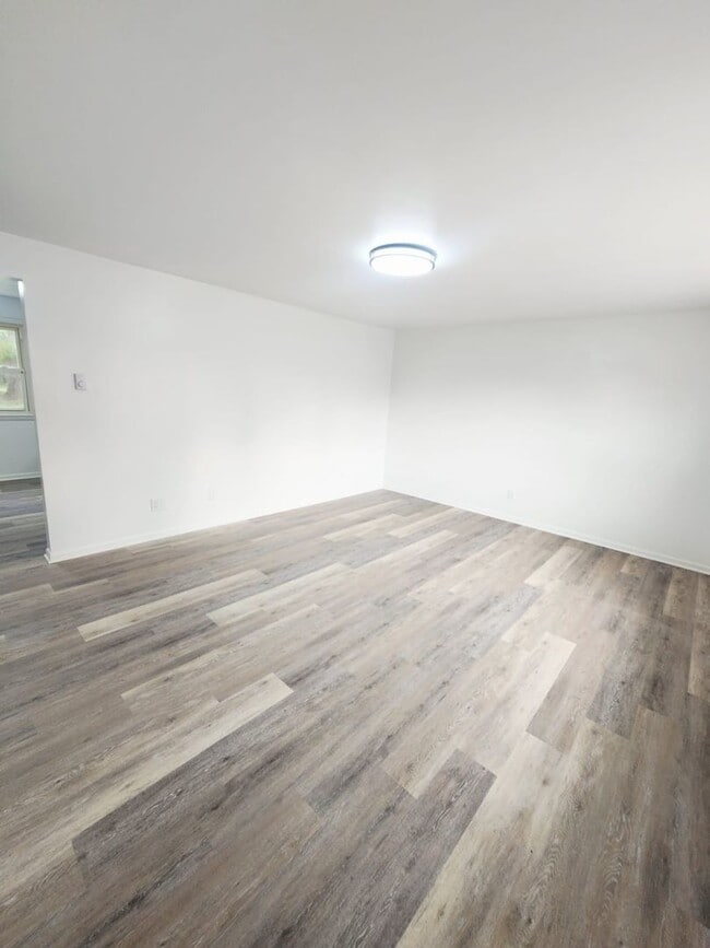 Building Photo - Fresh & Spacious 3BR/1BA – $1,395 – Move-I...