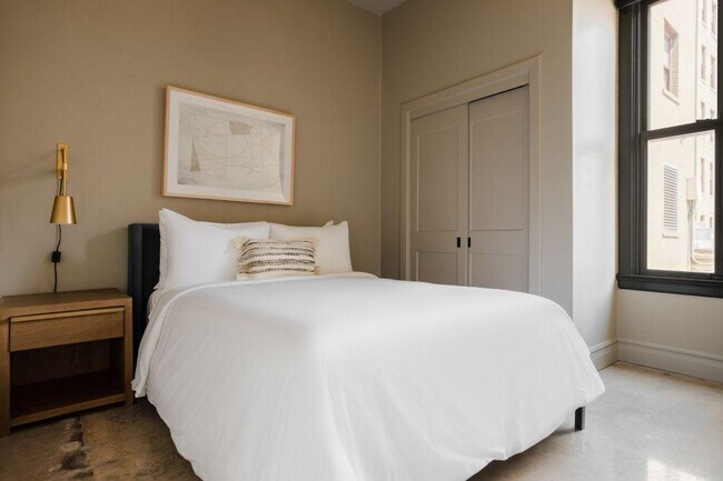 Building Photo - 505 E Travis St