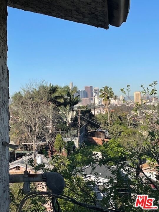 Building Photo - 1240 N Evergreen Ave