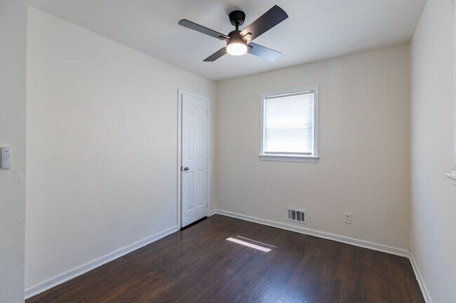Building Photo - 4 bedrooms 1 bath