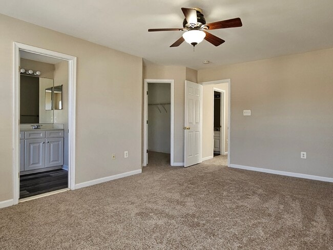 Building Photo - 4 BR Townhouse in Idlewild