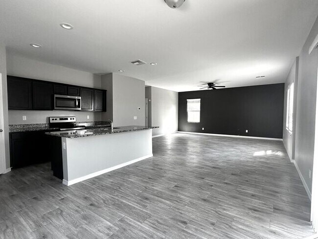 Building Photo - Mission Royal Resort Living Community! 5bd 3ba! Golf Course & Water Park!