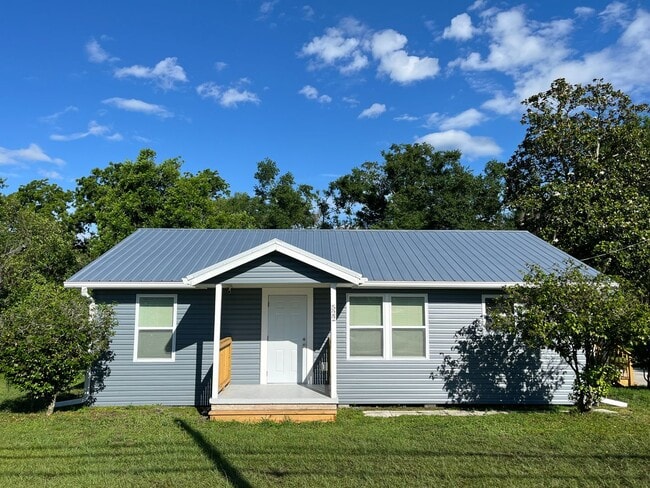 Primary Photo - Newly Renovated 3 bedroom, 2 bath home in ...