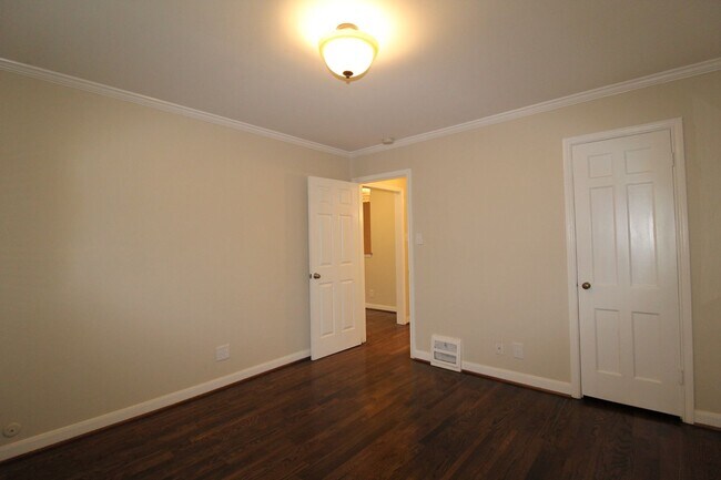 Building Photo - 2 Bedroom 1 Bath Home in Roeland Park